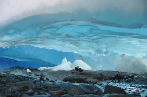 Uma ampla caverna de gelo no glaciar Viedma, no Parque Nacional Los Glaciares, região de El Chaltén, no sul da Argentina
